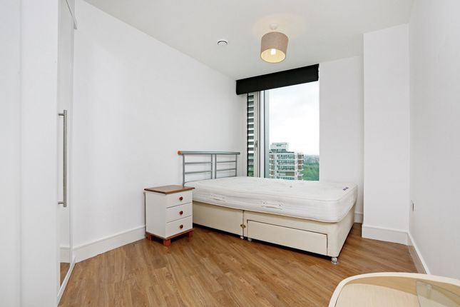 Flat to rent in Surrey Quays Road, London