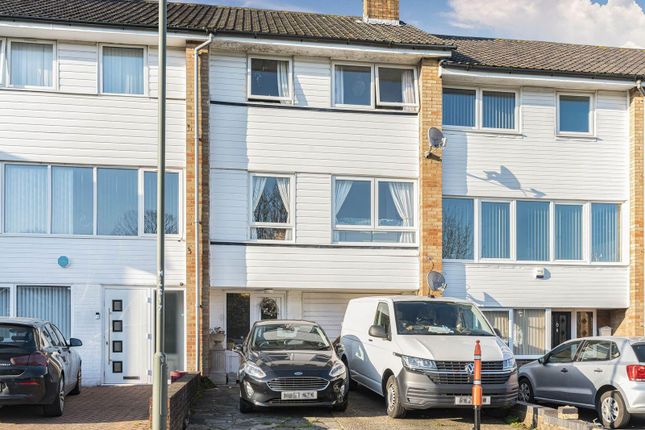 3-bed house on 174, Mead Way, Bromley, £535,000
