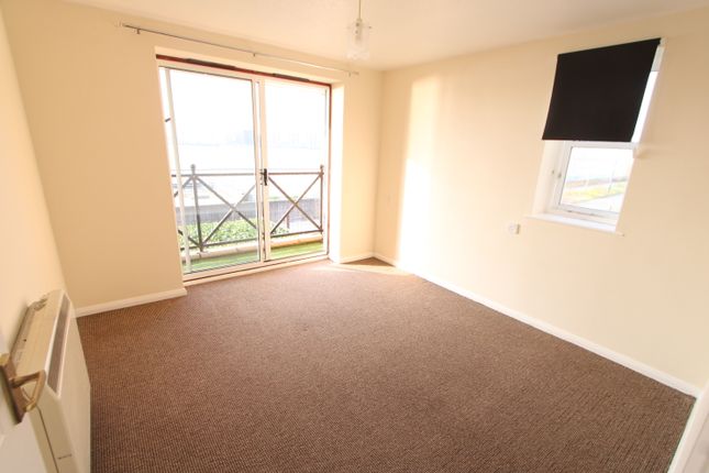 Flat to rent in Princess Alice Way, London
