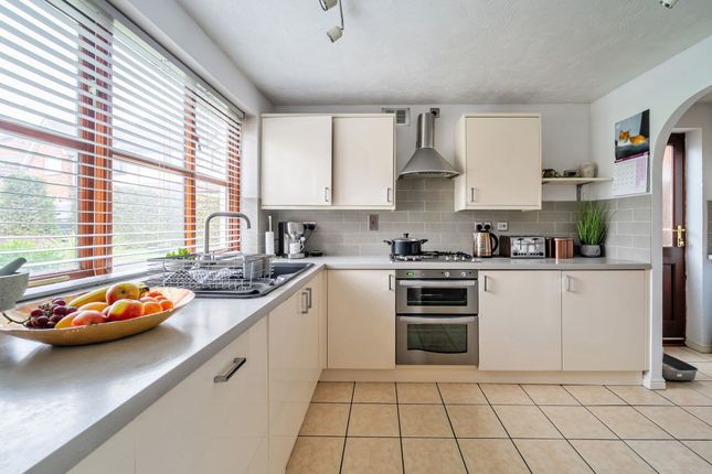 9 Courtney Close, Tewkesbury photo 2