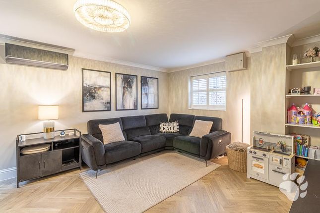 52, Kenton Way, Basildon photo 3