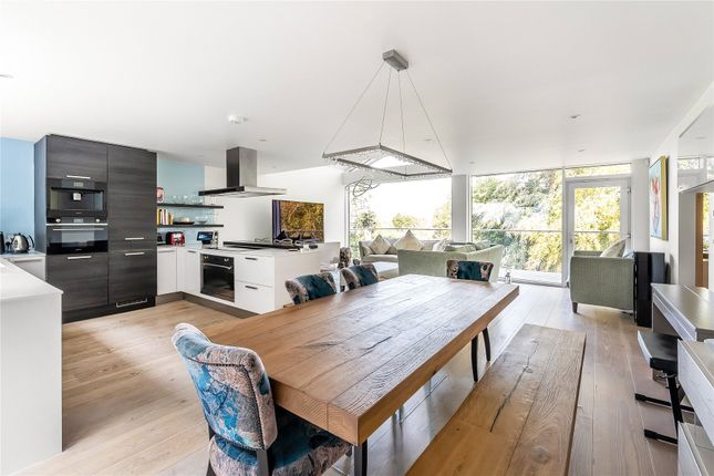 2 Bronlei Woods,, Birtley Road, Guildford photo 2