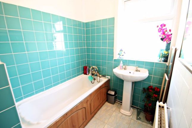 Flat for sale in Eastmead Avenue, Greenford
