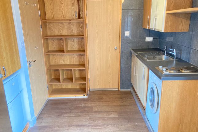 Very Near Gunnesbury Crescent Area, Acton Town photo 4