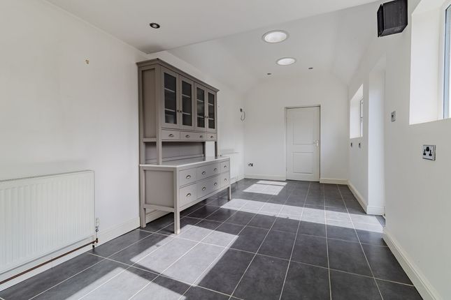 13 Charnwood Drive, Leicester photo 4