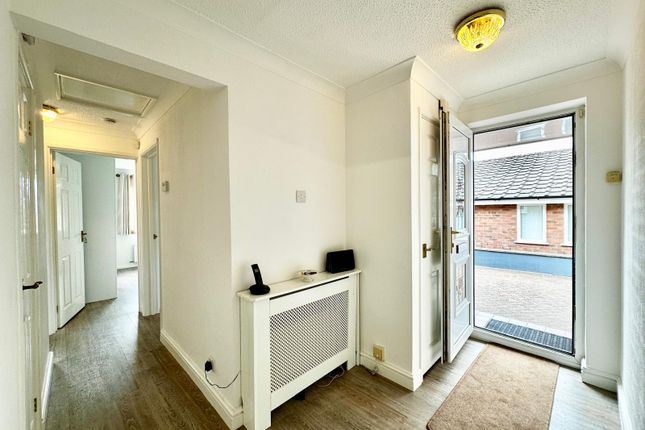 6, Arne Close, Stockport photo 3