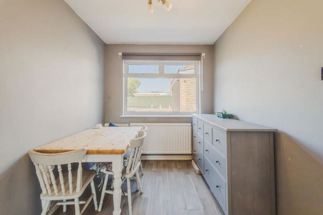 13, Harrow Close, Swindon photo 4