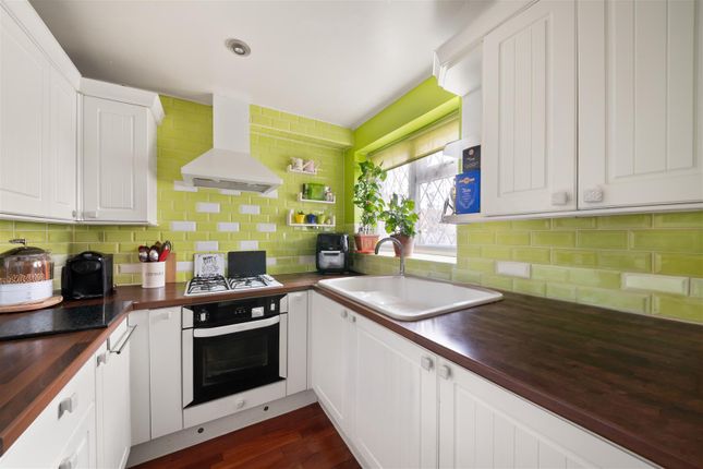 21, Westlake Close, Hayes photo 2