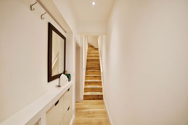 10, Edinburgh Road, London photo 2