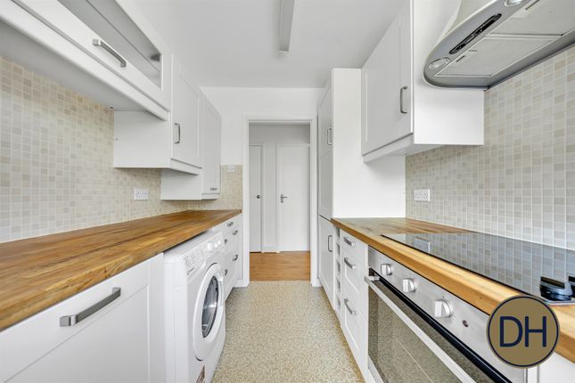 27, Mayflower Court, Ongar photo 3