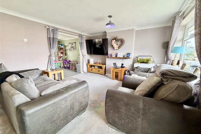 52, Severn Drive, Leeds photo 2
