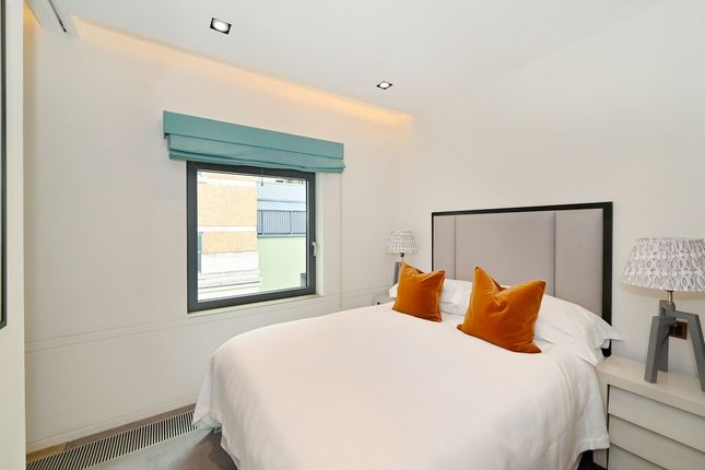 Flat to rent in Babmaes Street, St James