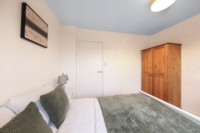 Room to rent in Seaford Road, London