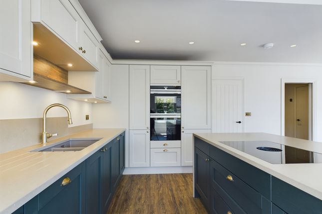 Cam02136G0-Pr0041-Still009