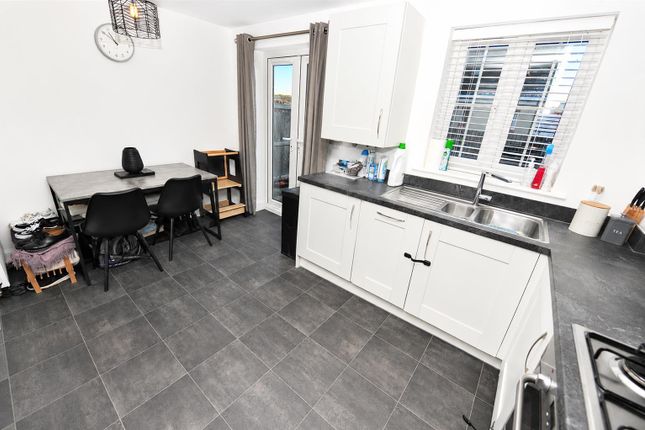 4, Stansfield Close, Bradford photo 4