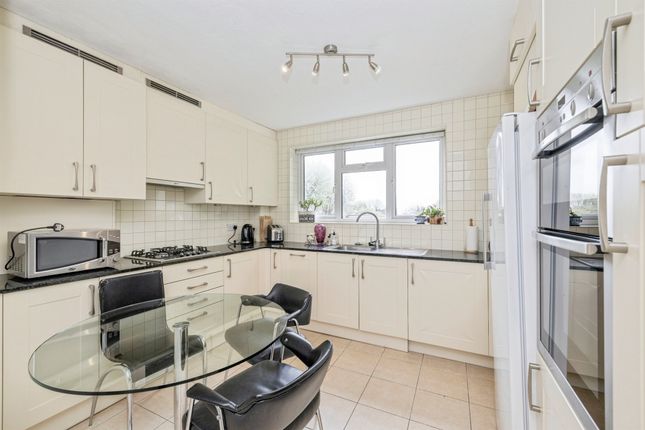 2, Howton Place, Bushey photo 3