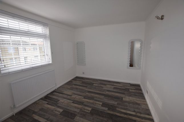 57, Lucerne Way, Romford photo 4