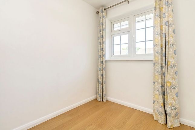 5, Regency Close, Hampton photo 5