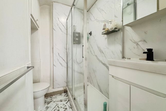 7b Hale Lane, London photo 4