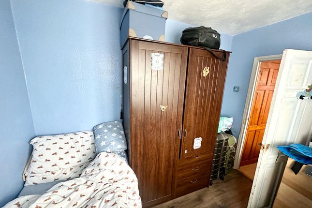 15, Hazel Close, Brentford photo 3