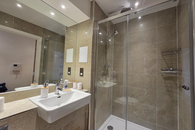 Waterford, 101, 7 Turnberry Quay, London photo 4