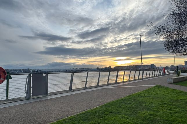 Admiralty Avenue, London photo 2