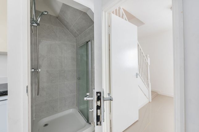 Berry Way, Ealing photo 4