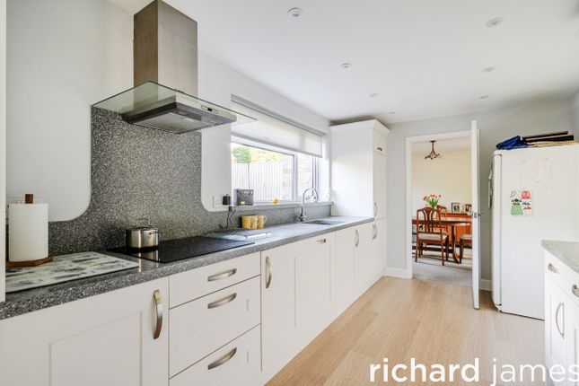8, Wyvern Close, Swindon photo 4