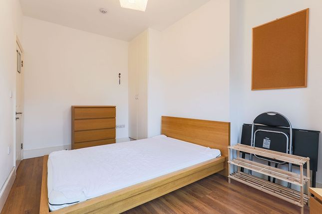Room to rent in Searles Road, London