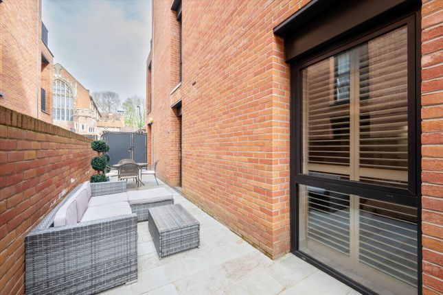 Flat for sale in Kidderpore Avenue, London