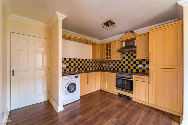 7, Inglenook Court, Leigh photo 2