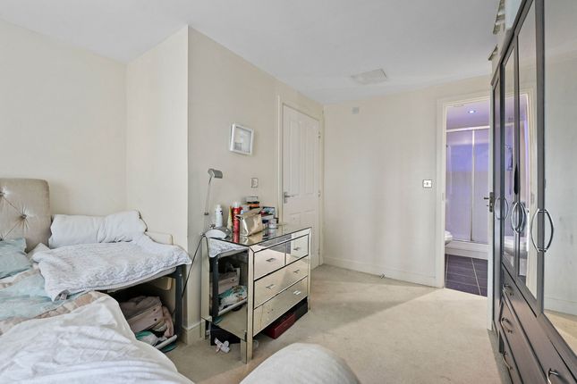 Flat for sale in Bramley Crescent, Ilford