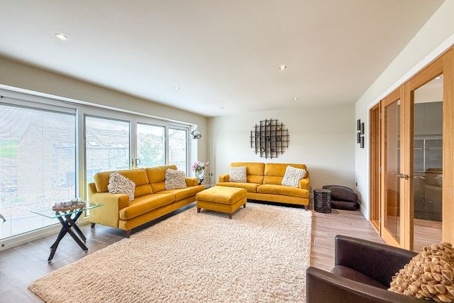 18, Deyne Brook Court, Holmfirth photo 4