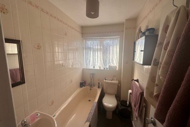 End terrace house for sale in Redwoods Way, Fleet