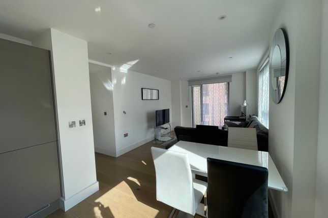2-bed house on 35 Cedar House, Engineers Way, Wembley, £2,250/mo