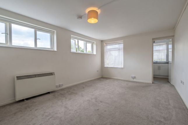 9 The Clifton 64, Hook Road, Greater London photo 2