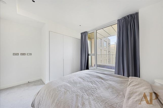 Flat to rent in Phoenix Court, Gasholder Place, Oval, London