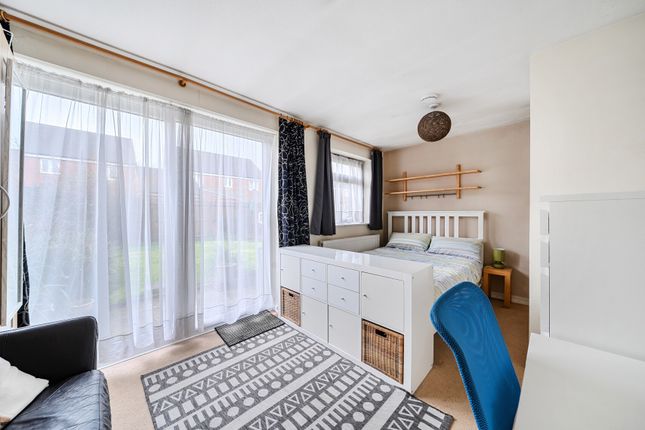 33, Chesters, Surrey photo 4