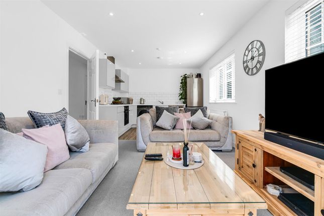 13 Arnold Close, Hertford photo 4