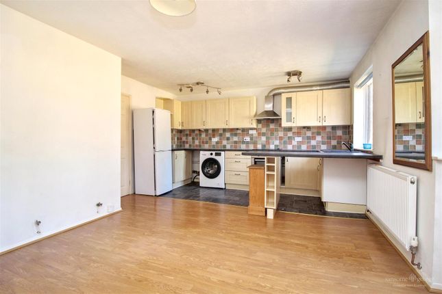 35, Ashmere Close, Reading photo 4