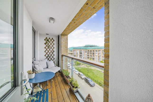 Flat for sale in Canalside Square, London