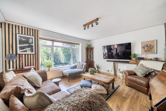 12 Russell Court,, Heather Way, Surrey photo 2