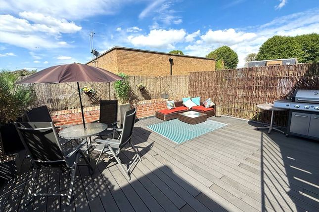 2-bed flat on 110A, Heath Road, Twickenham, £375,000