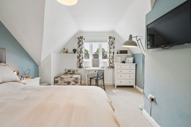 15, Montague Close, Farnham Royal photo 4