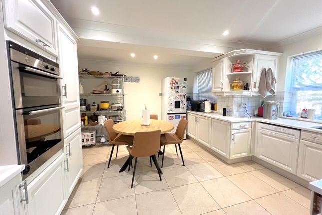5, Redwood Walk, Surbiton photo 3