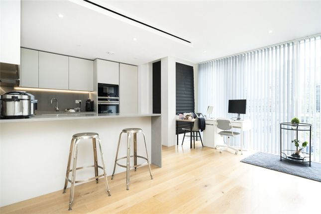 Flat for sale in Gauging Square, London