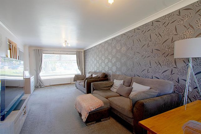 25, Ravensfield, Basildon photo 4