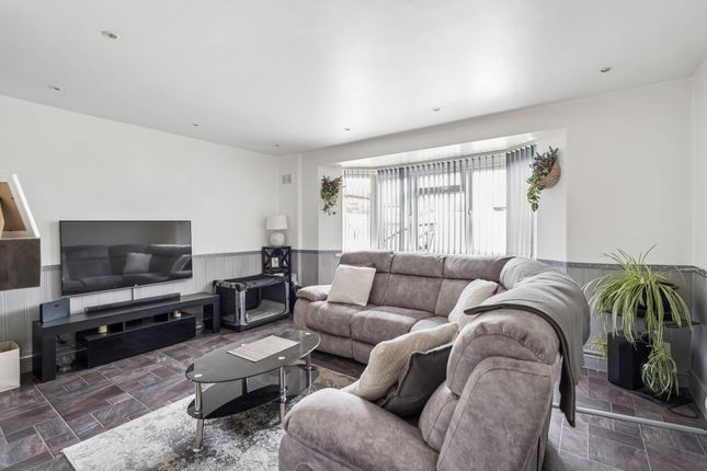 39 Violet Avenue, Uxbridge photo 2