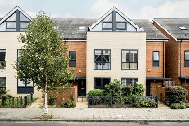 Thumbnail Terraced house for sale in Valley Road, London