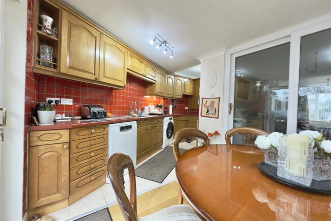 12, Alandale Drive, Leeds photo 3